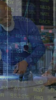 Bu video, bir ofisteki bir masanın üzerinde finansal verileri ve istatistikleri tartışan bir grup yöneticiyi gösteriyor. Video, modern iş dünyasında teknoloji ve verilerin önemini vurguluyor..