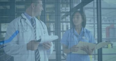 Doktor hemşirenin dosyaya bakması sağlık hizmetleri tartışması için çizelge hazırlıyor. Tıbbi ekip çalışması, veri analizi, klinik işbirliği, sağlık analizleri, klinik belgeler, profesyonel iletişim, hastane ortamı