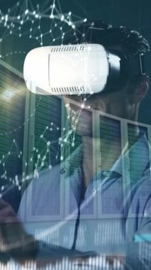 İşadamı Vr kulaklık mavi animasyonlu arka plan ile bir beyin ve Dna ile birlikte dijital kod kullanarak dijital bileşik