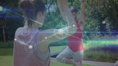 Yoga partnerleri kollarını kaldırıyor ve dışarıda sağlık takibi için eklem taramasını etkinleştiriyor. Açık hava, sağlık, bağlantı, spor, doğa, dinginlik, denge