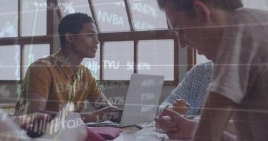 Finans verilerini analiz eden dört genç öğrenci, görünüş, daktilo, hesaplama ve kahkaha. İşbirliği, yenilik, eğitim, girişim, gençlik, takım çalışması, modern