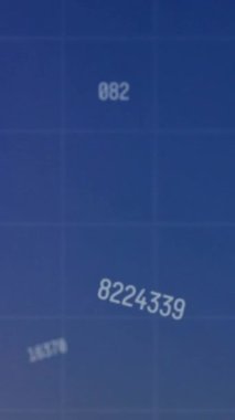 Sahadaki elektrik direkleri üzerinde finansal veri işleme animasyonu. Dijital olarak oluşturulan küresel finansman, enerji ve çevre konsepti.