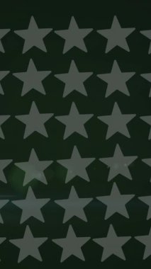 Siyah arkaplan üzerindeki gri yıldızların ışıkla animasyonu. Şekiller ve şablon konsepti dijital olarak oluşturulmuş video.