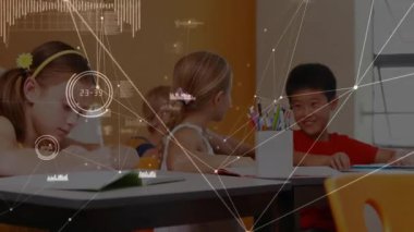 Sınıf çalışmalarını yazan dört öğrenci, grafikler havada süzülürken gülerek ve yeniden odaklanarak fıkralar anlatıyor. İşbirliği, arkadaşlık, gençlik, çocukluk, eğitim, takım çalışması, dijital