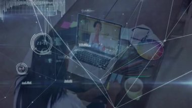 Kadın bilgisayarına tıklayarak birden fazla iş yapan akıllı telefon renk tekerleği bilişim ağını genişletiyor. İşbirliği, teknoloji, iletişim, bağlantı, çalışma alanı, yenilik, multimedya