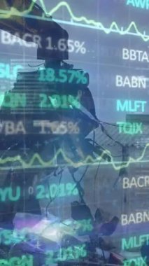 Çöp yığını üzerinde veri işleme animasyonu. Küresel iş ve dijital arayüz kavramı dijital olarak oluşturulmuş video.