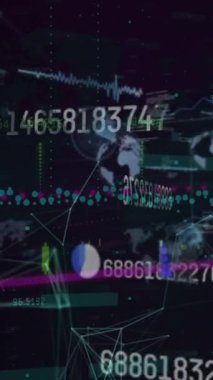 Şekiller üzerinde veri işleme animasyonu. küresel iş ve dijital arayüz kavramı dijital olarak oluşturulmuş video.