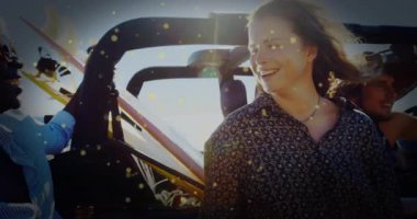 Yurtdışı seyahat aracında kolunu kaldıran bir adam arkadaşının kahkahalarını başlatırken arkadaşının şişesini yakıyor. Macera, yoldaşlık, eğlence, açık hava, özgürlük, canlılık, coşku