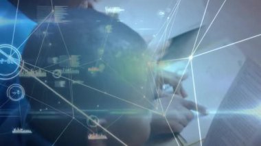 Öğretmenler el işaretleriyle öğrencilere eğitim grafiklerinin altında basılı sayfaları taratırlar. Eğitim, akıl hocalığı, teknoloji, dijital, odaklanma, konsantrasyon, öğrenme