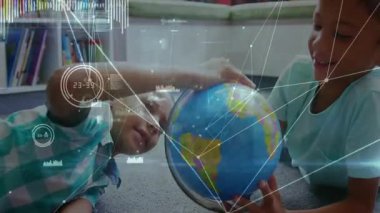 İki çocuk dünyaya ve dönen dünyaya el koyuyor, coğrafya eğitimi için veri örtülerine başlıyorlar. Macera, keşif, merak, çocukluk, dijital, etkileşimli, öğrenme