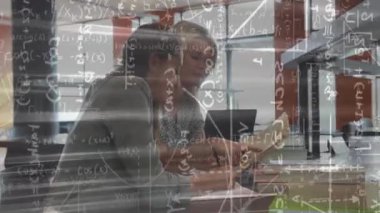 Ders kitabı açan ve matematik eğitimi için notlar yazarken animasyon formülleri gösteren öğretmen. İşbirliği, danışmanlık, öğrenme, akademik, öğrenim, eğitim, takım çalışması