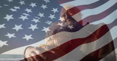 Bayrak dalgalanması ve kıyı boyunca kaybolması seyahat reklamında kıvılcımlar saçan çiftler. Vatanseverlik, romantizm, dinginlik, dostluk, açık hava, manzara, sevgi