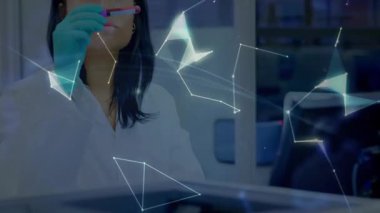 Laboratuar bilim adamı eldiven takıp tüpü alıyor ve holografik küreyi analiz ediyor. Bilim adamı, yenilik, teknoloji, fütürist, araştırma, keşif, dijital