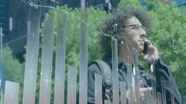 Sunlit caddesinde elinde akıllı telefon tutan adam canlı verileri gösteren kayan finansal tablo. Teknoloji, finans, kentsel, iletişim, veri, analiz, modern