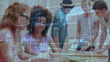 Takım dizüstü bilgisayarı açıyor ve masada fikir alışverişinde bulunuyor. Teknik amaçlarla doktorları ayırıyor, kod kaydırıyor. İşbirliği, takım çalışması, yenilik, beyin fırtınası, dijital, modern, ofis