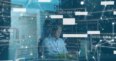 BT mühendisinin sarı kabloyu takması ağ düğümlerine ve ağ izleme için veri çubuklarına neden oluyor. Teknoloji, bağlantı, veri, siber alan, dijital, altyapı, yenilik