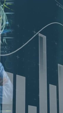 Bilgisayar sunucuları tarafından gülümseyen Asyalı erkek üzerinde veri animasyonu. veri işleme, bulut hesaplama konsepti ve teknoloji konsepti dijital olarak oluşturulmuş video.