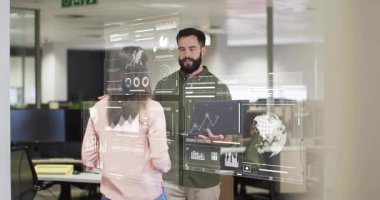 Veri analizi başlatan meslektaşlar trendleri gösteren ve sonuçları açıklayan çizgi çizelgesi paneli oluşturuyorlar. Teknoloji, yenilik, işbirliği, analitik, dijital, idari, geleceksel