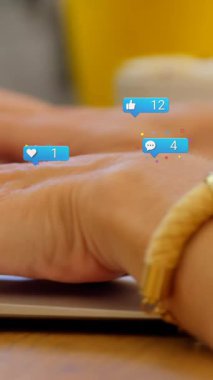 Kafkas kadınları üzerine düşen sosyal medya ikonlarının animasyonu. Küresel bilim, bağlantılar, veri işleme ve dijital arayüz kavramı dijital olarak oluşturulmuş video.