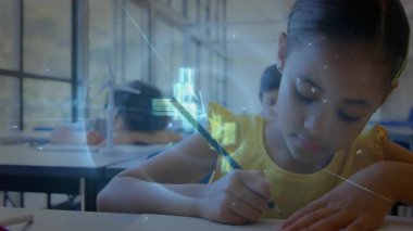 Kalem kaldıran ve okulda notlar yazan bir kız, parlayan kod ağını başlatan, öğrenmeyi görselleştiren. Eğitim, teknoloji, yenilik, dijital, sınıf, bağlantı, veri