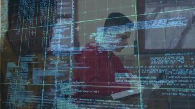 Kod şebekesi, kodlama dersi sırasında not yazan çocukları çevreleyen ekranda görünüyor. Teknoloji, eğitim, gençlik, odaklanma, işbirliği, öğrenme, dijital