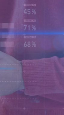 Akıllı telefon kullanan beyaz iş adamının istatistik ve veri işleme animasyonu. küresel veri işleme, bağlantılar ve dijital olarak oluşturulan iş konsepti.