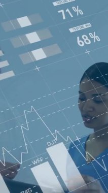 Hastanede konuşan çeşitli doktorların veri işleme ve diyagramlarının animasyonu. Tıp ve dijital arayüz kavramı dijital olarak oluşturulmuş video.