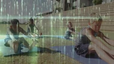 Dört çocuk yoga minderleri üzerinde hareketli ölçer göstererek ön sıralara oturdular. Açık hava, takım çalışması, fiziksel aktivite, sağlık, rahatlama, gençlik, doğal