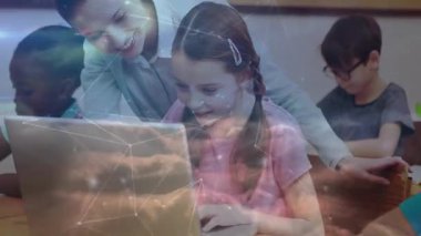 Öğretmenler sınıfta dizüstü bilgisayar kullanan öğrencileri fark ediyor, animasyon simgeleriyle rehberlik sunuyor. Eğitim, akıl hocalığı, öğrenim, sınıf, odaklanma, teşvik, takım çalışması