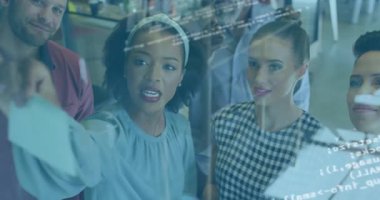 Cam panoda beliren kod örtüsü ilham verici yazılım ekibine fikir alışverişinde bulunan yapışkan bir not bırakıyor. İşbirliği, beyin fırtınası, yenilik, takım çalışması, modernlik, yaratıcı süreç, dijital teknoloji