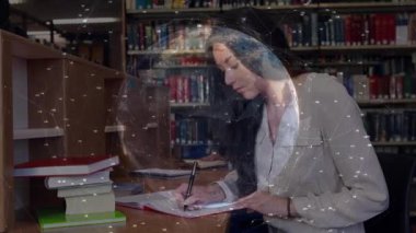 Carrel 'da öğrenci notları yazıyor. Meslektaşlarının ders kitabını gösteren dönüşümlü eğitim dünyasını başlatıyor. Çalışma, kütüphane, araştırma, yenilik, işbirliği, bilgi, eğitim