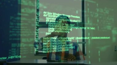 Genç çocuk kodları fark ediyor çimdikliyor, işaret ediyor ve teknolojideki kod döngülerini keşfediyor. Teknoloji, yenilik, öğrenme, dijital, eğitim, programlama, etkileşim