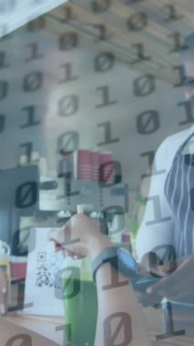 Çeşitli gülümseyen erkek gıda tedarikçisinin kadın müşteriye servis ettiği ikili veri işleme animasyonu. iş, küresel iletişim ve dijital arayüz teknolojisi konsepti dijital olarak oluşturulmuş video.