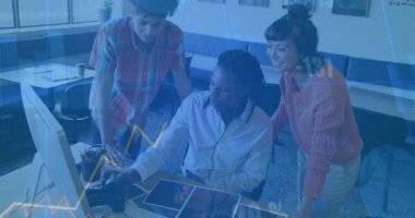 Eğik takım teknik toplantıda ekrana tıklayarak çizgi çizelgelerini gösteriyor. İşbirliği, takım çalışması, toplantı, veri analizi, modern, ofis, iş