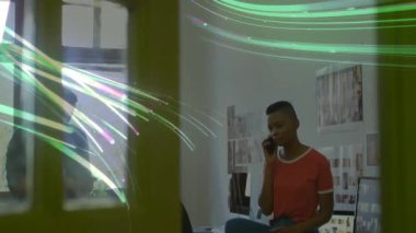 Meslektaşı olarak telefon rehberini arayan bir kadın hafif girdaplarla tablete giriyor. İşbirliği, yenilik, teknoloji, yaratıcılık, profesyonellik, çalışma alanı, üretkenlik