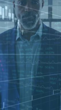 Finansal grafikler ve veri işleme animasyon örtüsüyle görevdeki işadamı. Finans, analitik, şirket, teknoloji, analiz, sanal