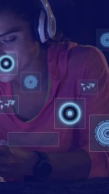 Kafkasyalı kadın kulaklıklı ve akıllı telefonlu dijital ekranların animasyonu. Veri işleme, dijital arayüz ve teknoloji konsepti dijital olarak oluşturulmuş video.