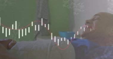 Yetişkin bir erkek, şamdan gibi yatakta uzanıyor, tepe taklak, bakıcı, sağIık için masaj yapıyor. Sağlık, sağlık, rahatlama, destek, terapi, konfor, farkındalık