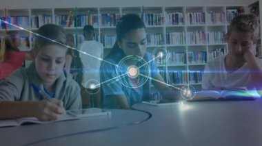 Öğrenciler, eğitim için çalışma alanlarını birbirine bağlayan ağ düğümleri başlatan bir defter tıklama tableti yazıyorlar. İşbirliği, yenilik, teknoloji, eğitim, dijital, öğrenme, bağlantı