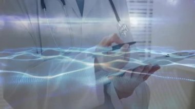 Kadın doktor, nabzı atarken ve zayıflarken kalem kaldırıp hasta verileri yazıyor. Tıbbi profesyonel, sağlık hizmetleri, klinik, tanı, modern, iletişim, teknoloji