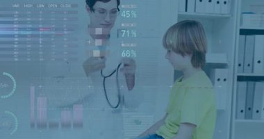 Doktor steteskop alıyor ve çocuk pediatrik muayene için tişört kaldırırken göğsünü dinliyor. Tıbbi, sağlık, profesyonel, muayene, izleme, klinik, tanı