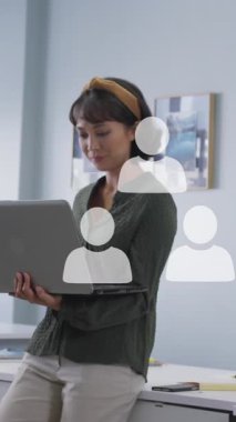 Ofiste dizüstü bilgisayar kullanarak Asyalı kadınlara karşı yüzen birden fazla profil simgelerinin animasyonu. Küresel ağ ve iş teknolojisi kavramı