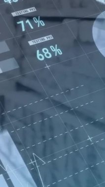 Dükkandaki rafların üzerinde istatistik ve veri işleme animasyonları. küresel iş, teknoloji ve veri işleme kavramı dijital olarak oluşturulmuş video.