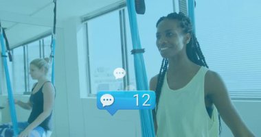 Mavi hamağı elinde tutan dişi yogi, hava yogasında yorumcu sayacı yükselirken Lotus 'a yükseliyor. Zindelik, sağlık, rahatlama, canlılık, denge, meditasyon, hava