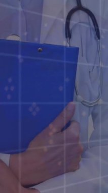 Beyaz kadın doktorun gülümsemesi üzerine veri işleme animasyonu. Küresel tıp, bilgisayar ve veri işleme kavramı dijital olarak oluşturulmuş video.