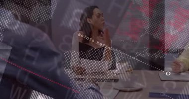 İş görüşmesi sunucusu soru üstüne soru soruyor ve grafikleri holografik grafiklerle hizalıyor. İşbirliği, analitik, veri görselleştirme, yenilik, profesyonel, takım çalışması, modernist