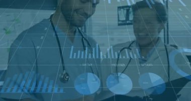 Doktor tableti tıklatırken meslektaşım pasta grafiğini gösteriyor ve hasta verilerini inceliyor. Tıbbi, teknoloji, profesyonellik, analitik, işbirliği, yenilik, dijital