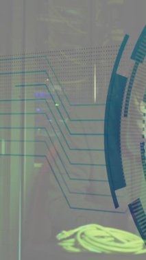 Sunucu odasındaki Asyalı erkek hackerın veri işleme animasyonu. Küresel iş ve dijital arayüz kavramı dijital olarak oluşturulmuş video.