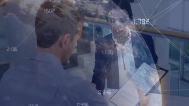 İş dünyasında panodan erkeğe kayan bir kadın ağ grafikleriyle belge imzalıyor. Şirket, işbirliği, profesyonellik, yenilik, modernlik, takım çalışması, müzakere