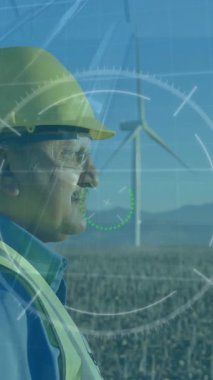 Kafkas mühendisi ve rüzgar türbini üzerinde finansal veri işleme animasyonu. Küresel rüzgar enerjisi, sürdürülebilirlik, iş, bilgisayar ve veri işleme kavramı dijital olarak oluşturulmuş video.